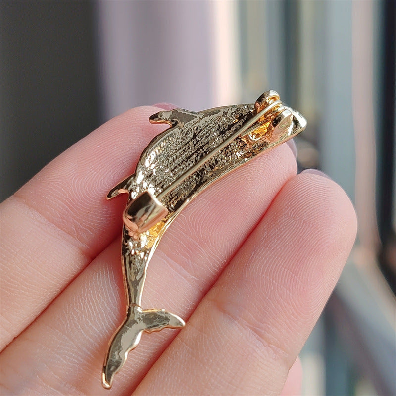 Stylish pin for outfits and bags