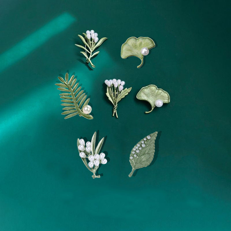 Fashionable gold butterfly brooch