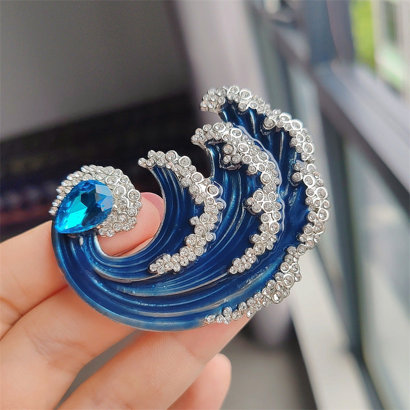 Elegant Fashion Brooch detail