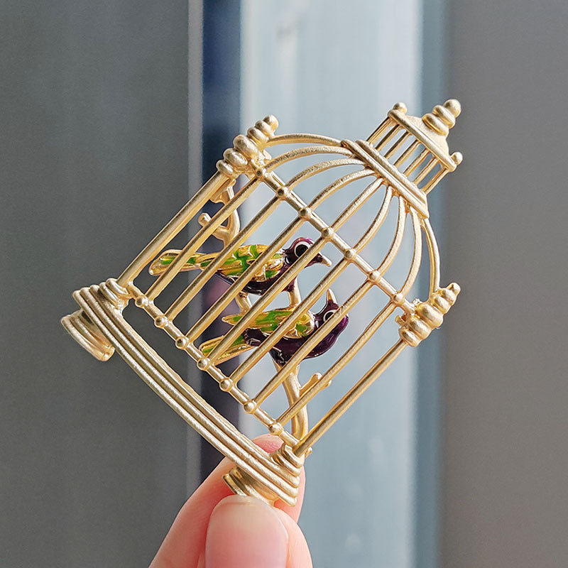 Elegant brooch pin for casual and formal wear