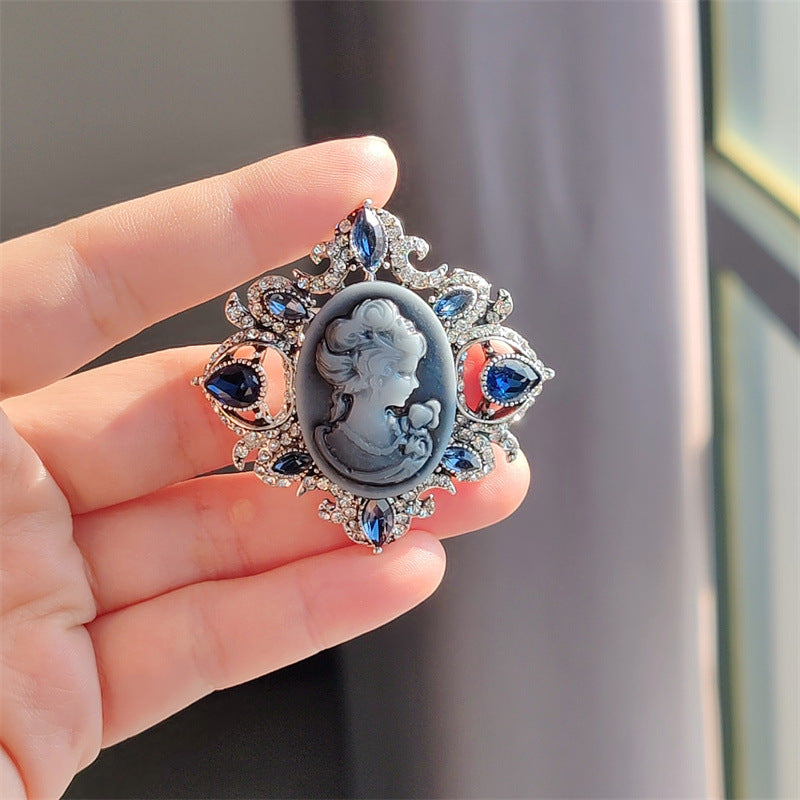 Rhinestone detailed brooch for enhancement