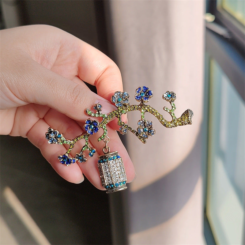 Stylish brooch for women with unique design