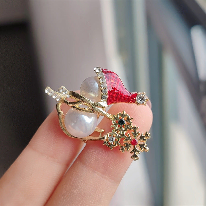 Elegant snowman brooch pearl design