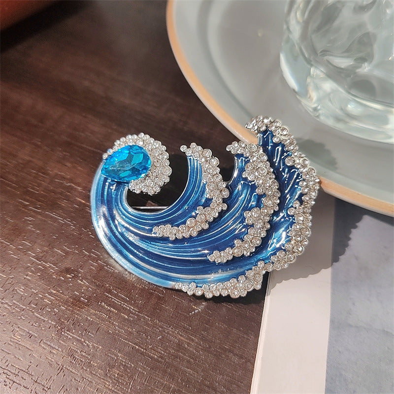 Elegant Fashion Brooch detail