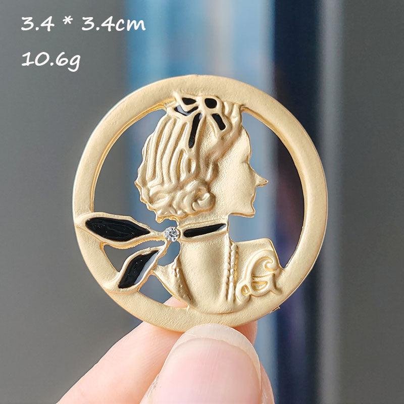 Vintage style brooch animal design