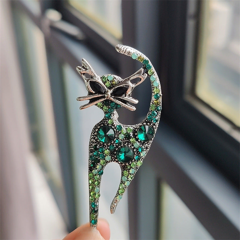 Charming retro cat brooch in green