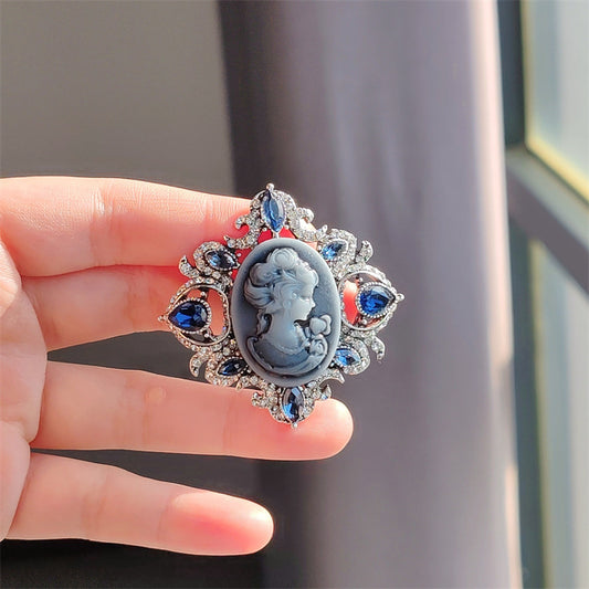 Rhinestone detailed brooch for enhancement