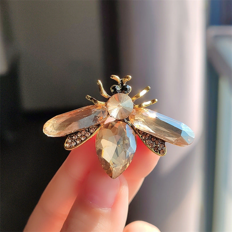 Stylish bee brooch in gold color