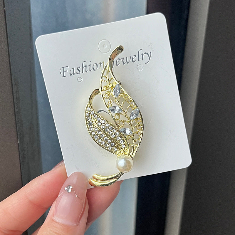 Stylish Leaf Brooch with Sparkling Design - Image 2
