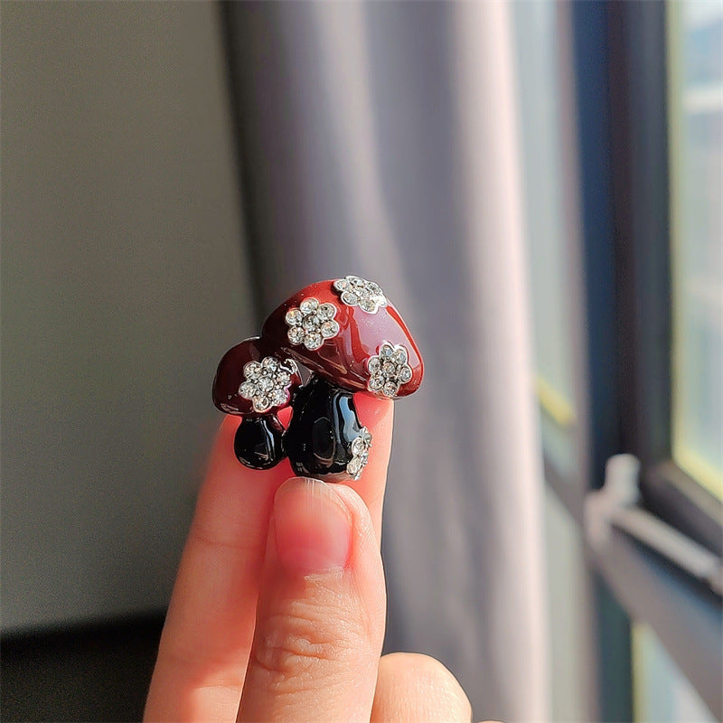 Pearl Pin Accessory detailed view image 4