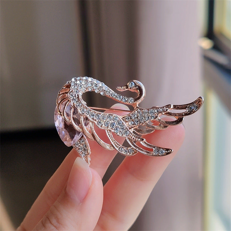 Stylish women's brooch with crystals