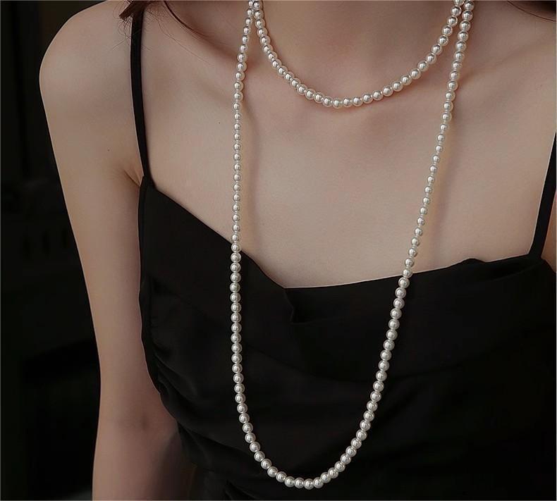 Close up of the long pearl necklace with detail